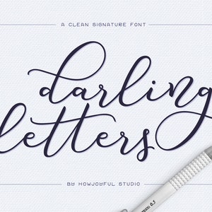 Puede incluir: Una fuente de firma limpia titulada "Darling Letters" en un estilo de escritura azul oscuro. El texto está sobre un fondo blanco texturizado con un borde azul fino. Un portaminas descansa en la parte inferior derecha.