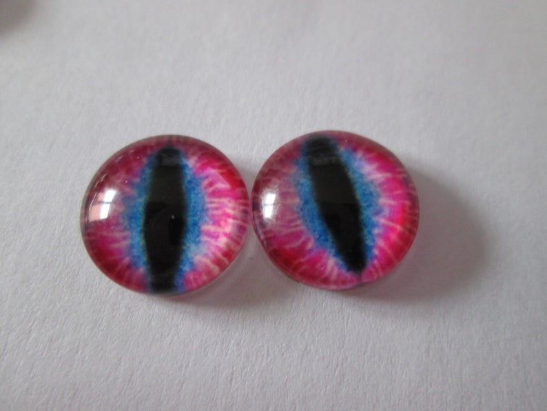 Violet Fantasy Eyes 20 x 10mm Diametre Round Glass Cabochons