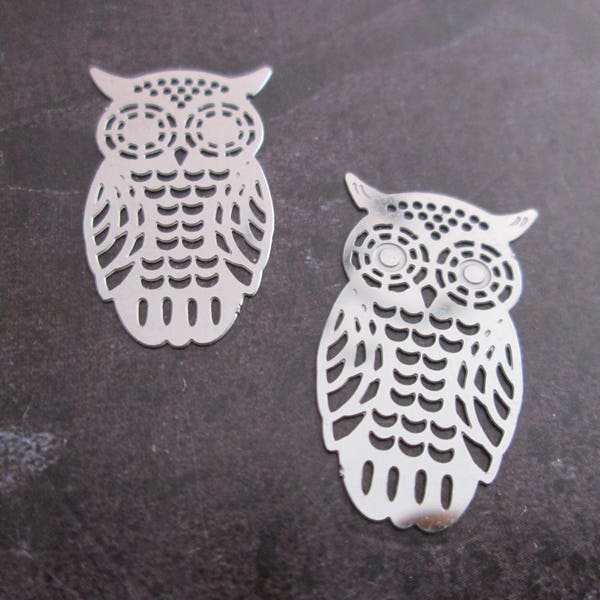 2 estampes / breloques Hibou filigranées argentées de 26 x 15 mm