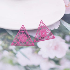 2 estampes triangle mandala 27 x 25 mm en laiton 10 coloris au choix fuchsia