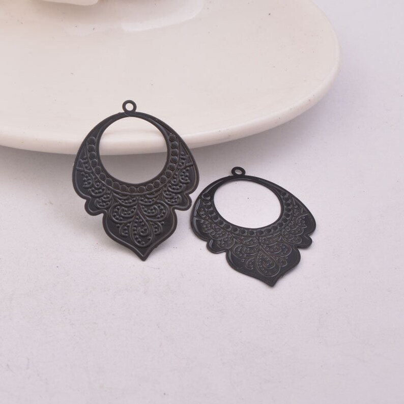 2 black boho-style prints in painted metal 36 x 27mm