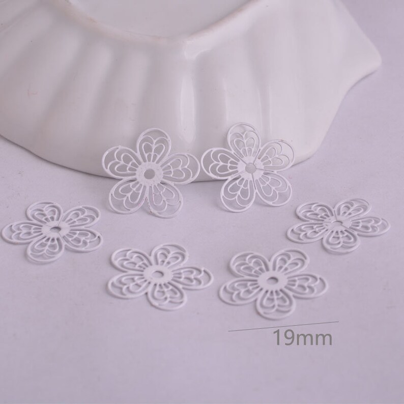 4 Blumendrucke aus lackiertem Metall 19 mm 7 Farben Weiß