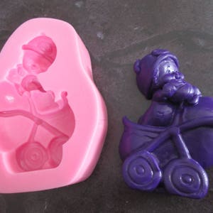 Moule silicone bébé dans poussette pour pâte à sucre ou d'amande image 2