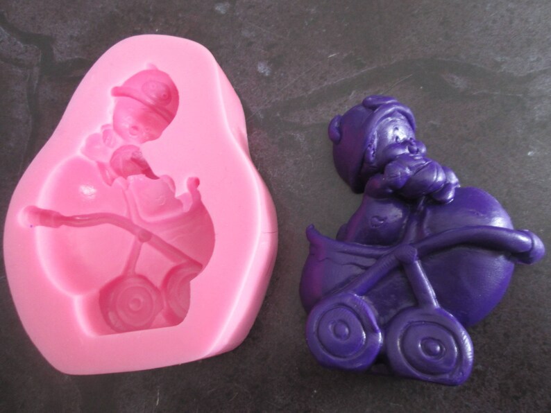 Moule silicone bébé dans poussette pour pâte à sucre ou d'amande image 2