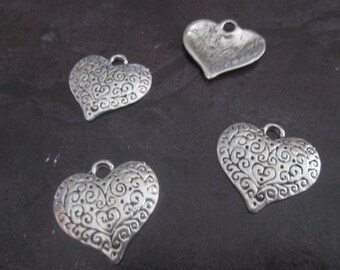 2 grandes breloques coeur en métal  argentés 26 x 27 mm