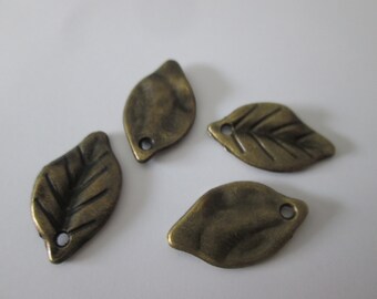 5 Breloques feuilles  métal bronze 23 x 13 mm