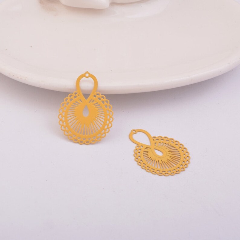 2 yellow round watermarks in painted metal 25 x 19 mm