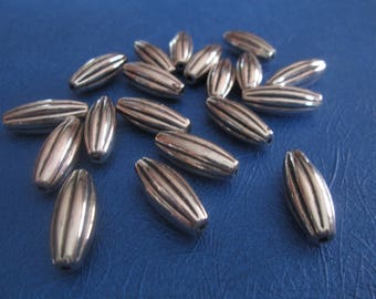 10 perles allongées striées en acryliques argentées 19 x 8 mm