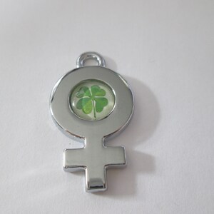 un pendentif à cabochon trèfle métal argenté 9 modèles symbôle femelle