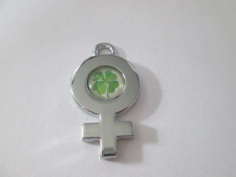 un pendentif à cabochon trèfle métal argenté 9 modèles symbôle femelle