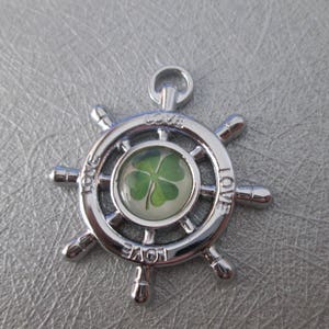 un pendentif à cabochon trèfle métal argenté 9 modèles barre de navigation