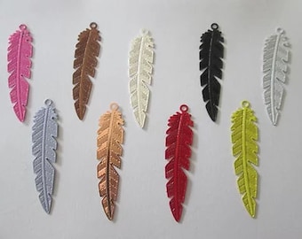 2 estampes plumes - 35 x 8 mm - laiton peint - 9 coloris