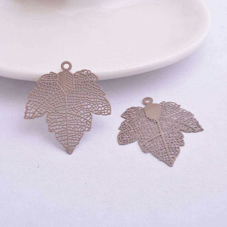 2 prints Brown Vine Leaf 35 x 31 mm
