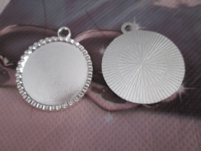 a pretty silver backing pendant 25mm cabochon