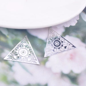 2 estampes triangle mandala 27 x 25 mm en laiton 10 coloris au choix Argent