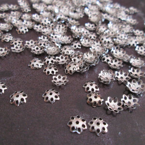 100 coupelles / calottes fleurs argentées de 6 mm de diamètre