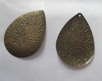 2 estampes  goutte en  métal  bronze motif fleurs 45 x31mm