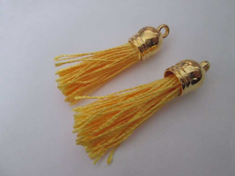 2 pompons 45 mm , tassel à franges en soie coloris jaune image 1