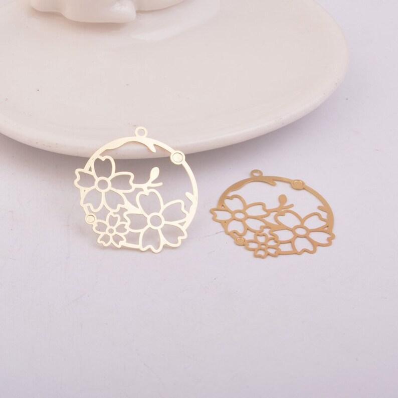 2 round gold-flowered prints filigous metal prints 32 x 30 mm
