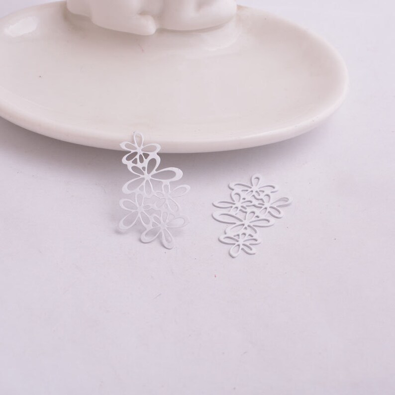 2 prints filigree white metal flowers 35 x 20 mm
