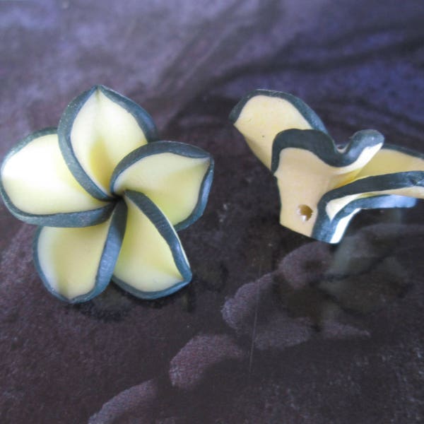 2 perles fleur de tiaré en fimo  jaune et noire 20 mm