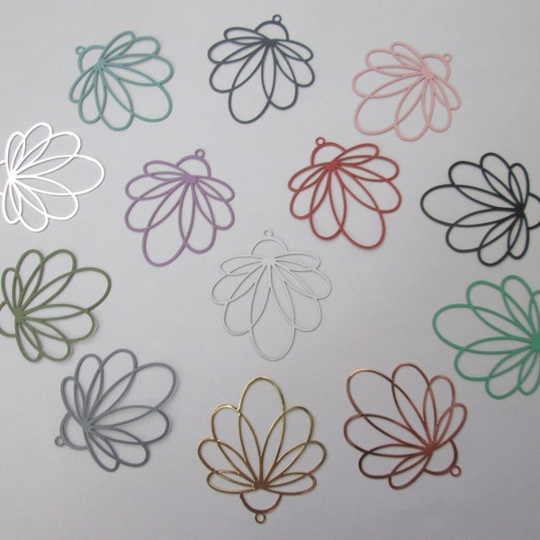 2 estampes  fleur filigrane -  34 x 30 mm - laiton - 13 coloris