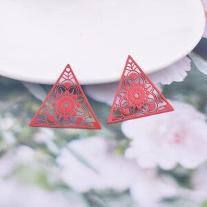 2 estampes triangle mandala 27 x 25 mm en laiton 10 coloris au choix Rouge