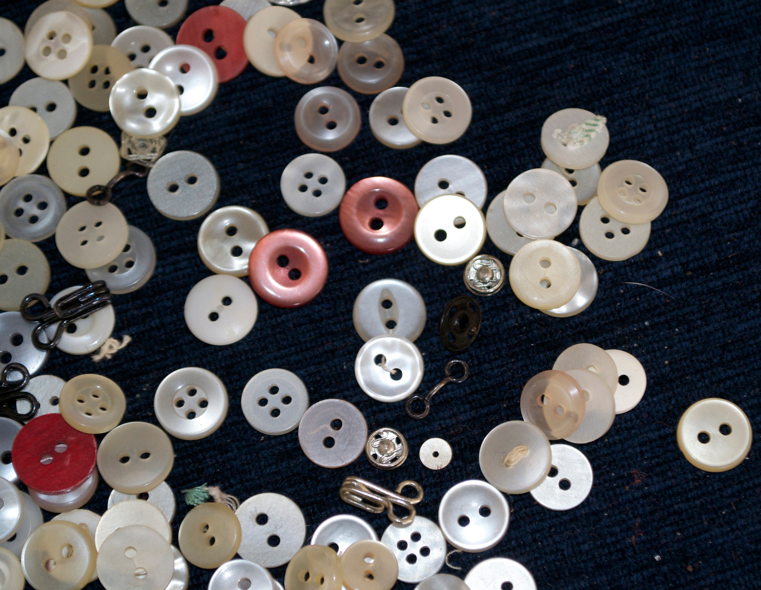 Colección de 137 pequeños botones vintage que incluyen un montón de ...