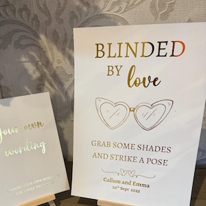 Hermoso cartel de boda laminado, con gafas de sol cegadas por el amor, en cartulina blanca de 300 g/m² de grosor.
