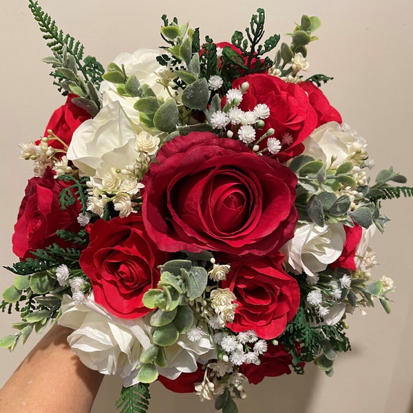 Roses rouges et ivoire avec fleurs de gypsophile pour mariage