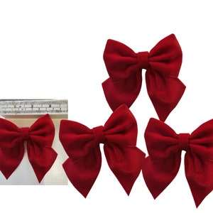 Peut inclure: Trois nœuds en velours rouge, chacun mesurant environ 10 cm de large. Les nœuds sont faits d'un tissu de velours doux et moelleux et ont un design classique et élégant.