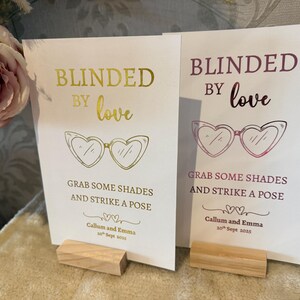 Belle plaque de mariage déjouée, plaque de lunettes de soleil sur carte blanche de 300 g d'épaisseur