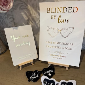 "Wunderschöne folierte Hochzeitsschilder, ""Blinded by love"" oder ""Create your own"" - 300gsm - Karte, fest aufgezogen auf festem Karton."