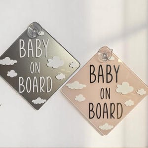 Chmury Baby On Board | Znak przyssawki samochodowej | Dzieci na pokładzie | Prezent na Baby Shower | Prezent dla nowej mamy | Znak akrylowy