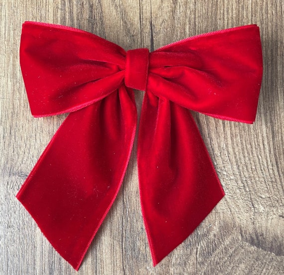 tie a velvet ribbon bow