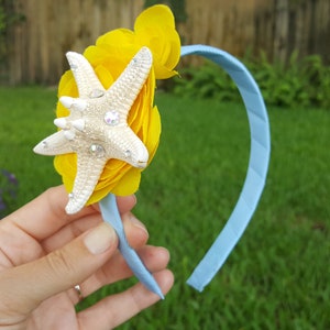 Gelbe und blaue verblendet Seestern Blume Stirnband, Meerjungfrau Mädchen Muschel Blume Haar Zubehör