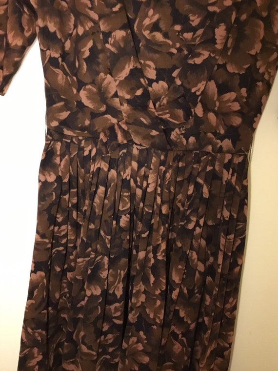 Vintage 1950s brown black floral fit and flare Dr… - image 3