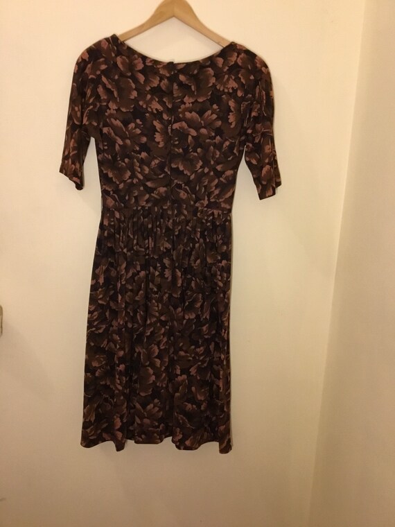 Vintage 1950s brown black floral fit and flare Dr… - image 4