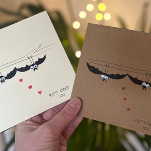 Batty About You. Karta Bat Love. Wiszące nietoperze. Ręcznie robiona karta Bat Button