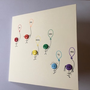 Verjaardagskaart met 'gelukkige verjaardag'-ballonnen, vastgehouden door mijn regenboogknoop, kleine mensen. Handgemaakt. Op bruine of crème kaart