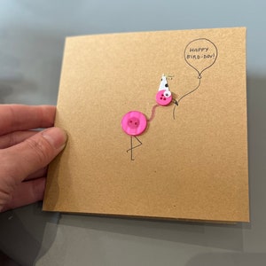 Fijne vogeldag! Flissy the flamingo button Verjaardagskaart. Handgemaakte knopenkaart.