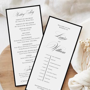 Op de afbeelding: Twee elegante trouwprogramma's met zwarte randen, met de namen van het bruidspaar en de evenementenplanning. De programma's zijn gedrukt op wit papier met zwarte tekst en liggen op een houten oppervlak.