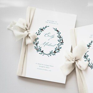 Programa de boda plegado con corona navideña, plantilla de ceremonia editable, elegante folleto moderno en verde y rojo, orden de servicio, 11 x 8,5 A4 Canva P3