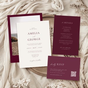 Può includere: Un set di inviti di nozze con biglietto fotografico, invito, biglietto di dettagli e biglietto RSVP. L'invito è bianco con testo bordeaux e una foto della spiaggia. Il biglietto RSVP ha un codice QR.