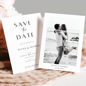 Peut inclure: Carte de sauvegarde de la date en noir et blanc avec une photo d'un couple s'embrassant sur une plage. Le texte indique "Save the Date" pour le mariage de Susan & George, samedi 05 août 2020, Savannah, Géorgie. Invitation formelle à suivre. Susan & George 04.06.20XX.