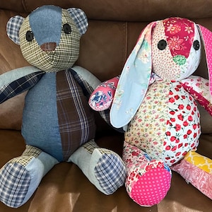 Può includere: Un cartello in legno rustico con la scritta "Welcome to our home" in lettere bianche. Il cartello presenta una finitura invecchiata e un design semplice e invitante, ideale per l'ingresso.