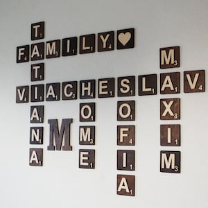 Arte de pared con azulejos grandes de Scrabble de 5 x 5 pulgadas, letrero con letras de Scrabble familiares, arte de pared personalizado con el nombre de la familia en madera