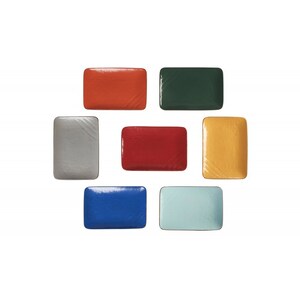 Pode incluir: Uma coleção de sete pratos retangulares de cerâmica em várias cores, incluindo vermelho, verde, amarelo, azul e cinza. Os pratos estão dispostos em um padrão circular sobre um fundo branco. Cada prato tem um acabamento brilhante.