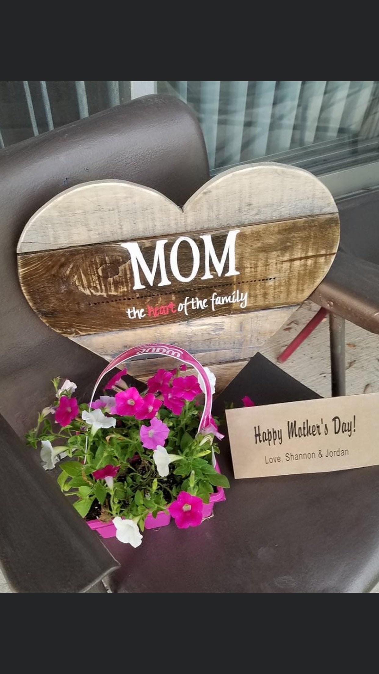 Mom Heart Sign / Mom Heart of the Family Sign / Valentine's Day Gift ...