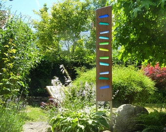 Sculpture de jardin en bois et verre. Les décorations de jardin sont uniques, faites à la main et résistantes aux intempéries.